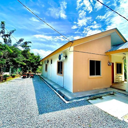 Raees Homestay Kampong Tanjong Minyak Esterno foto