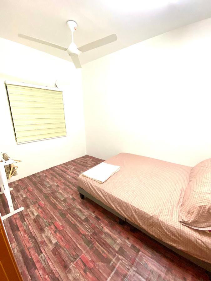 Raees Homestay Kampong Tanjong Minyak Esterno foto