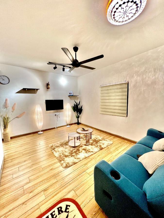 Raees Homestay Kampong Tanjong Minyak Esterno foto