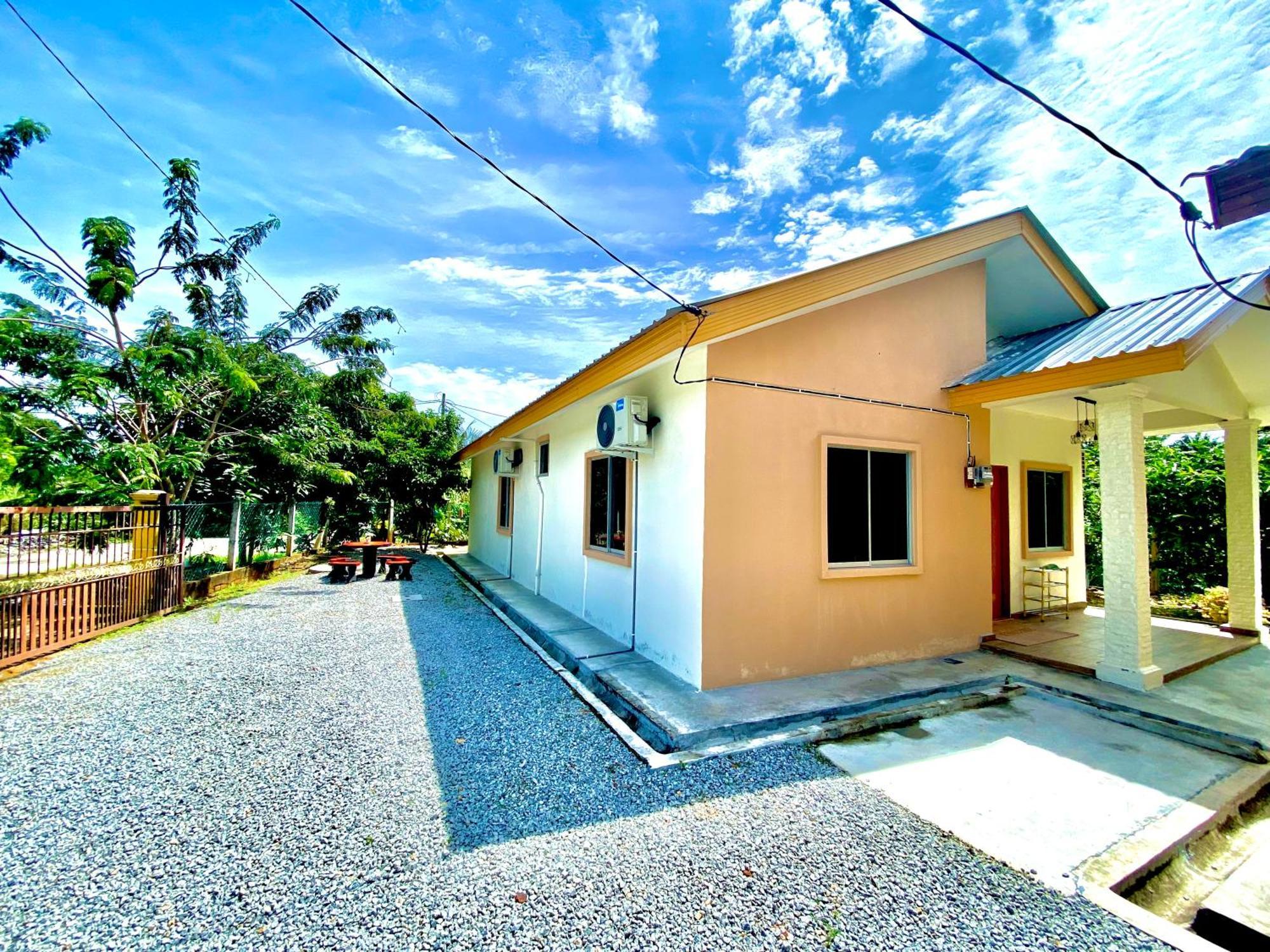 Raees Homestay Kampong Tanjong Minyak Esterno foto